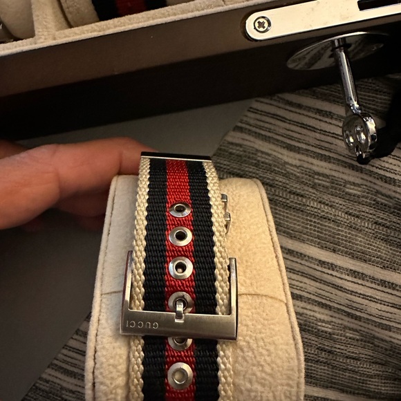 GUCCI MENS WATCH - Picture 3 of 6